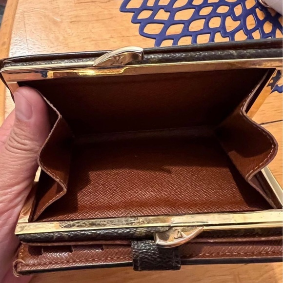 Authetic LV Frenchkiss lock wallet - Picture 3 of 9